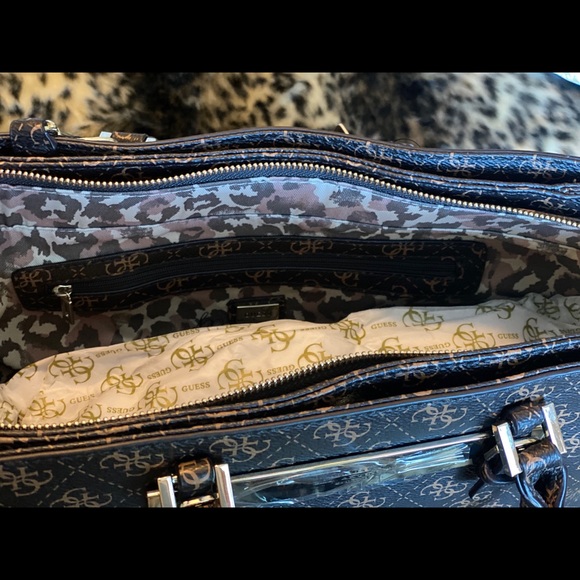 ✨NEW! Guess Signature Handbag!✨ - Picture 3 of 7